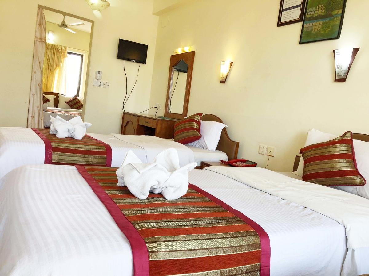 Hotel Grand Holiday Pokhara Esterno foto