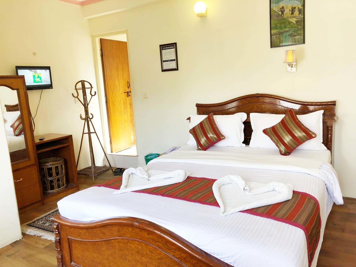 Hotel Grand Holiday Pokhara Esterno foto